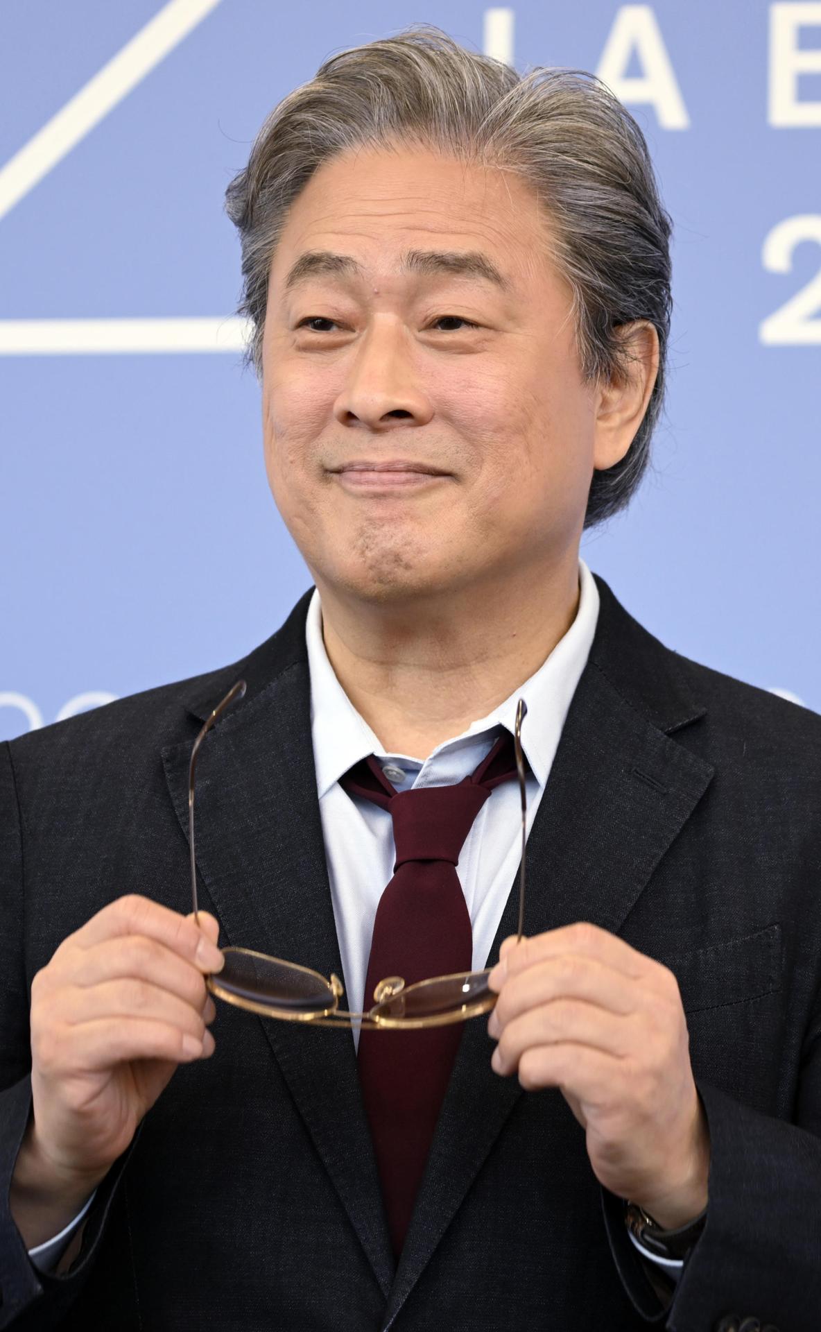El director surcoreano Park Chan-wook posa durante un photocall para 'Eojjeol Suga Eopda (No Other Choice)' en el 82º Festival Internacional de Cine de Venecia, en Venecia, Italia, 29 de agosto de 2025. El festival de cine se celebra del 27 de agosto al 6 de septiembre de 2025. (Cine, Cine, Italia, Venecia) EFE/EPA/RICCARDO ANTIMIANI