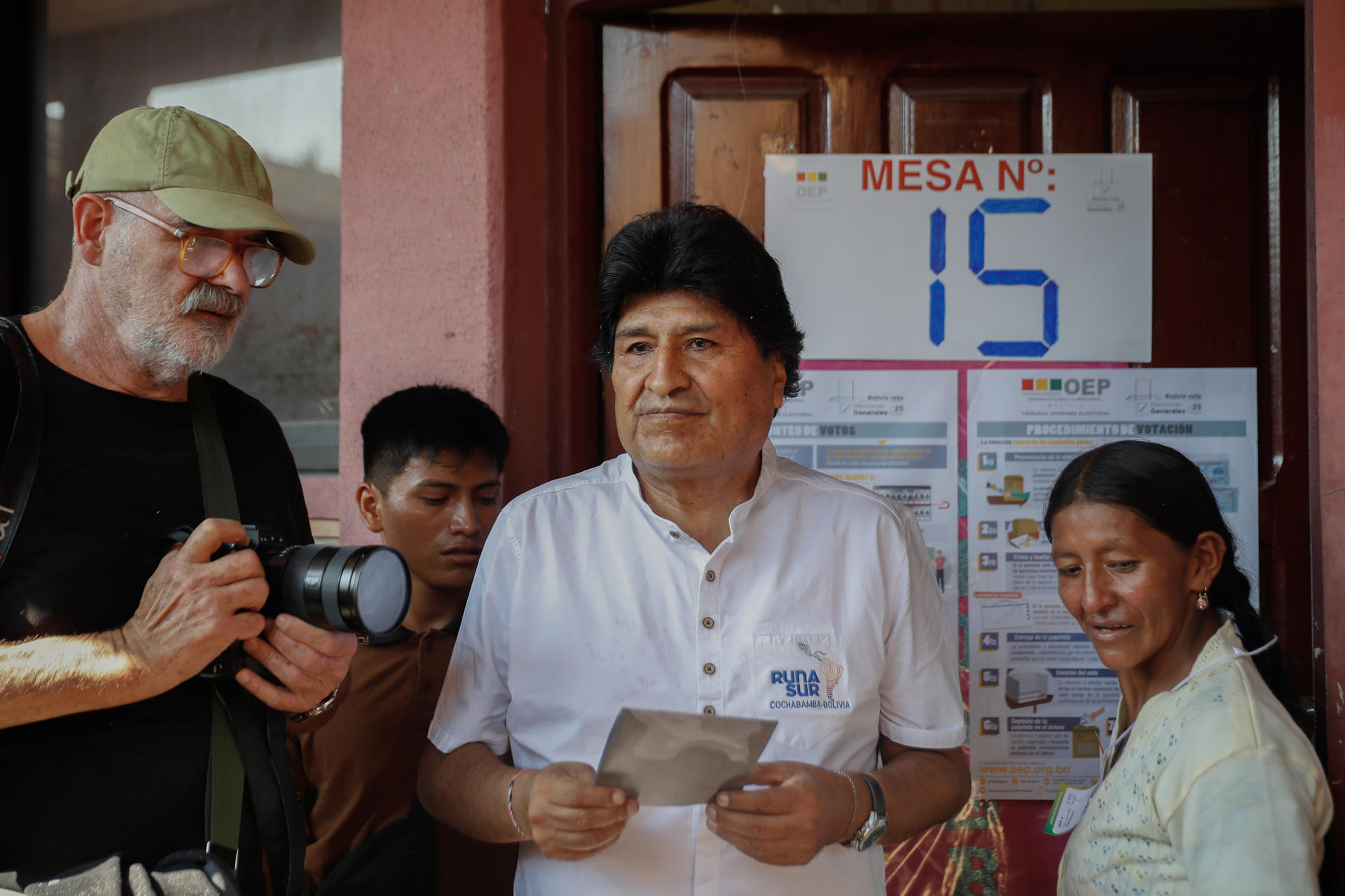El expresidente de Bolivia Evo Morales llega al centro de votación Escuela Villa 14 este domingo, municipio de Villa Tunari (Bolivia). EFE/Rodrigo Sura