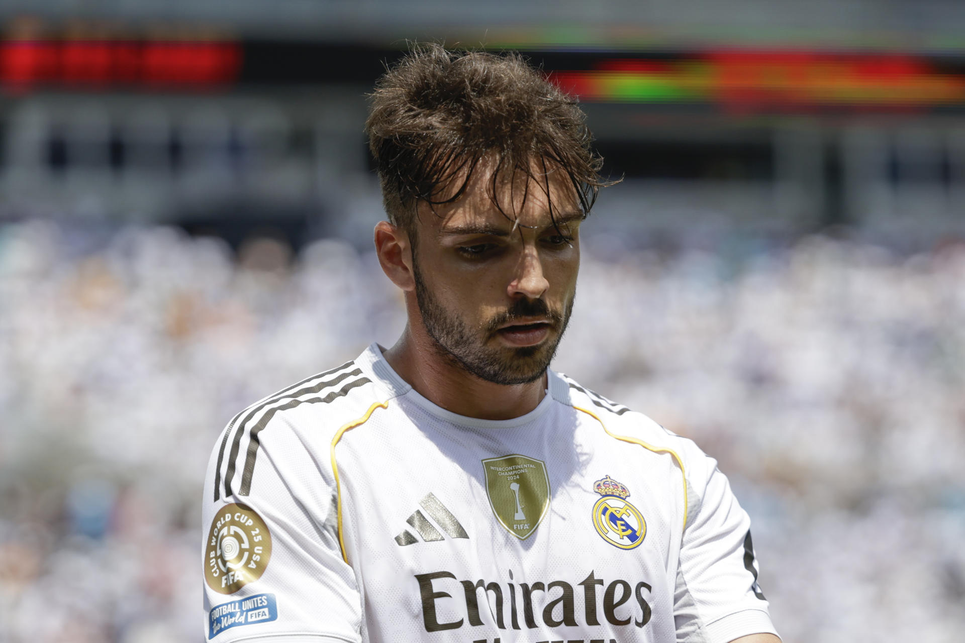 Foto de archivo del jugador del Real Madrid Raúl Asencio, para quien la Fiscalía pide dos años y medio de cárcel por dos delitos contra la intimidad tras compartir supuestamente un vídeo de contenido sexual de dos chicas de 16 y 18 años. EFE/ André Coelho/ARCHIVO