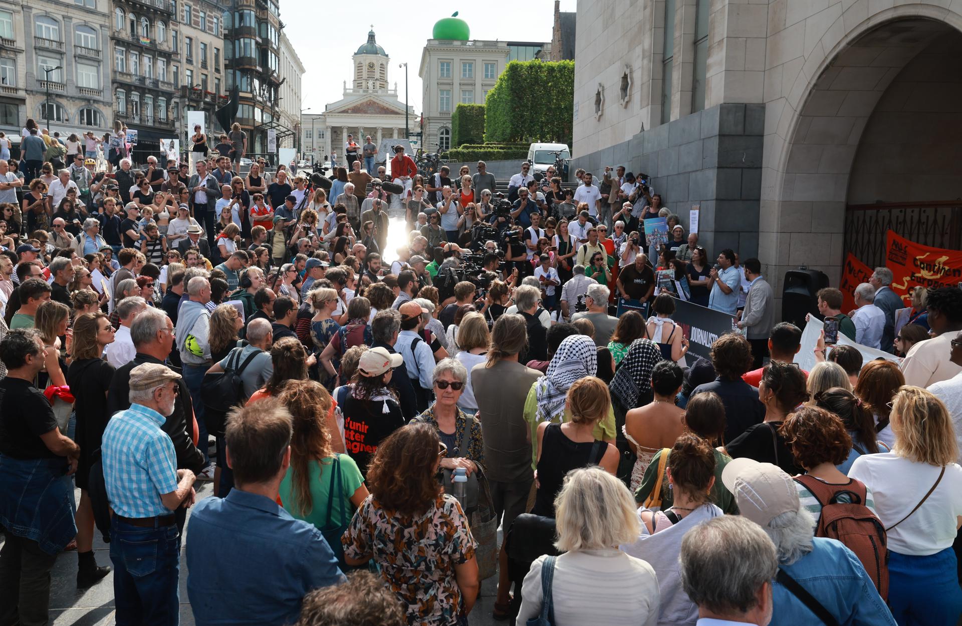 Los periodistas se reúnen para honrar la memoria de los colegas asesinados en Gaza durante una protesta organizada por la Federación Internacional de Periodistas (FIP) en Bruselas, Bélgica, el 26 de agosto de 2025. Según la FIP, al menos 219 periodistas y trabajadores de medios palestinos han sido asesinados, varios han resultado heridos y otros están desaparecidos durante el conflicto en Gaza desde el 07 de octubre de 2023. (Protestas, Bélgica, Bruselas) EFE/EPA/Olivier Hoslet