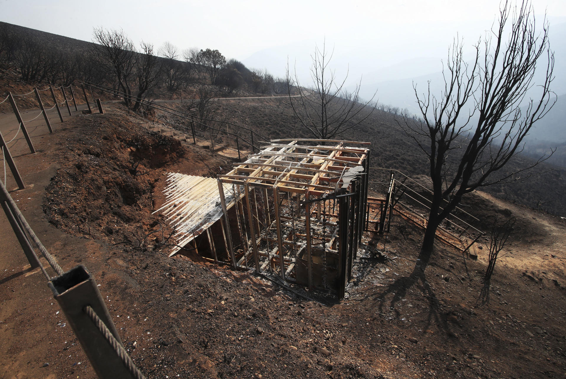 Vista de una paraje quemado desde del Mirador de Orellán, una de las infraestructuras afectadas por el incendio en Las Médulas, Orellán y Carucedo, este miércoles. EFE/Ana F. Barredo