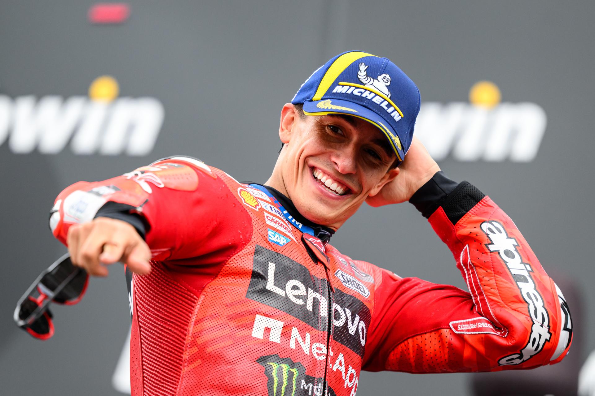 El español Marc Márquez (Ducati Desmosedici GP24), líder del Mundial de MotoGP, celebra la victoria en Austria. EFE/EPA/MAX SLOVENCIK