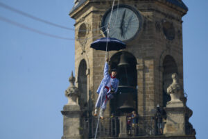 La bajada de Celedón este lunes ha dado comienzo a las Fiestas de la Blanca de la capital alavesa que, durante seis días llenarán las calles de la ciudad de distintas actividades festivas en las que las cuadrillas de blusas y neskas serán las protagonistas. EFE/ L.rico