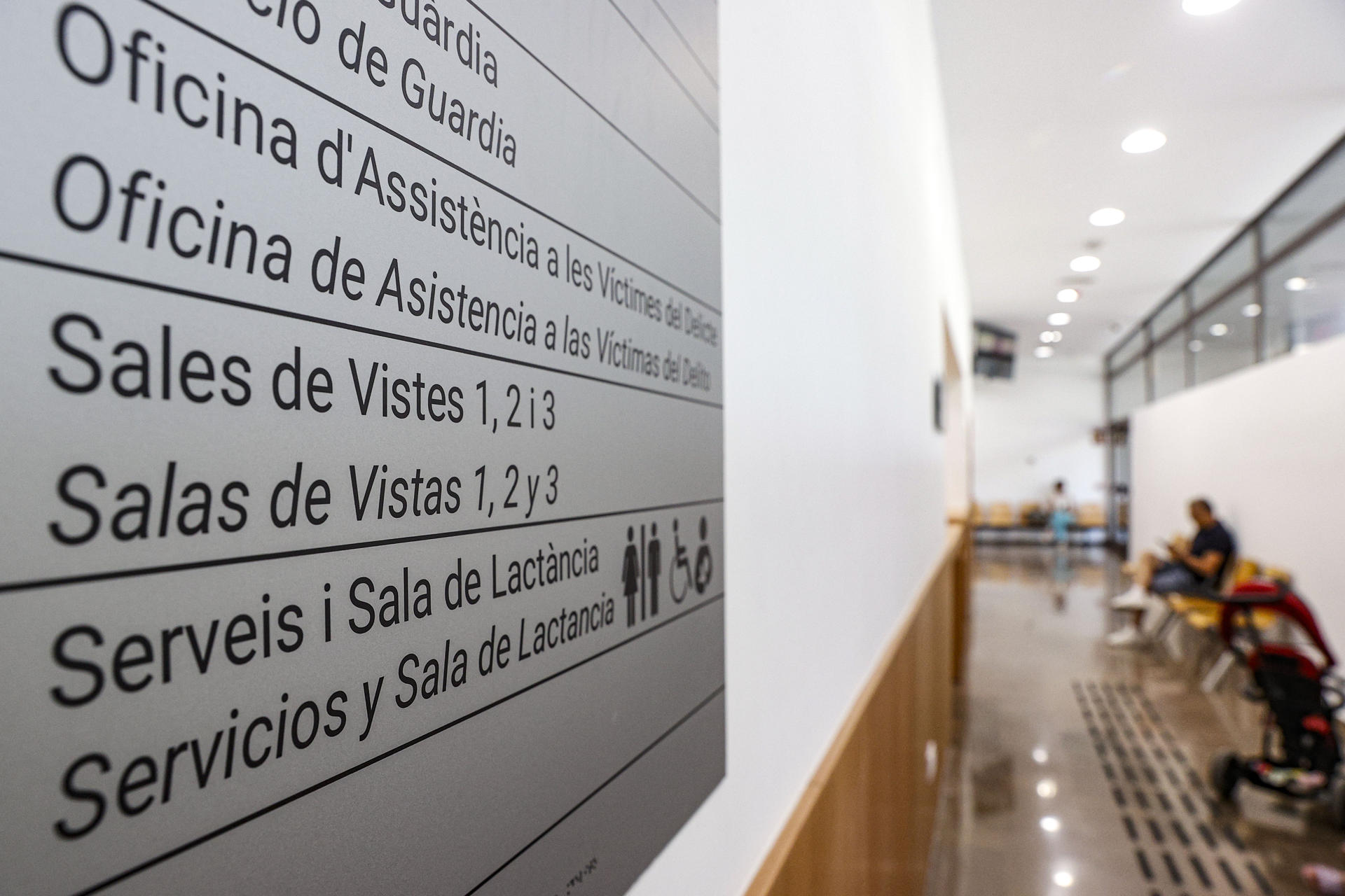 La consellera de Justicia y Administración Pública, Nuria Martínez, visita los juzgados de Catarroja, reabiertos este mes tras haber sido asolados por la dana del 29 de octubre y uno de los cuales, el de Instrucción número 3, dirige la causa penal sobre la gestión de la catástrofe. EFE/Manuel Bruque