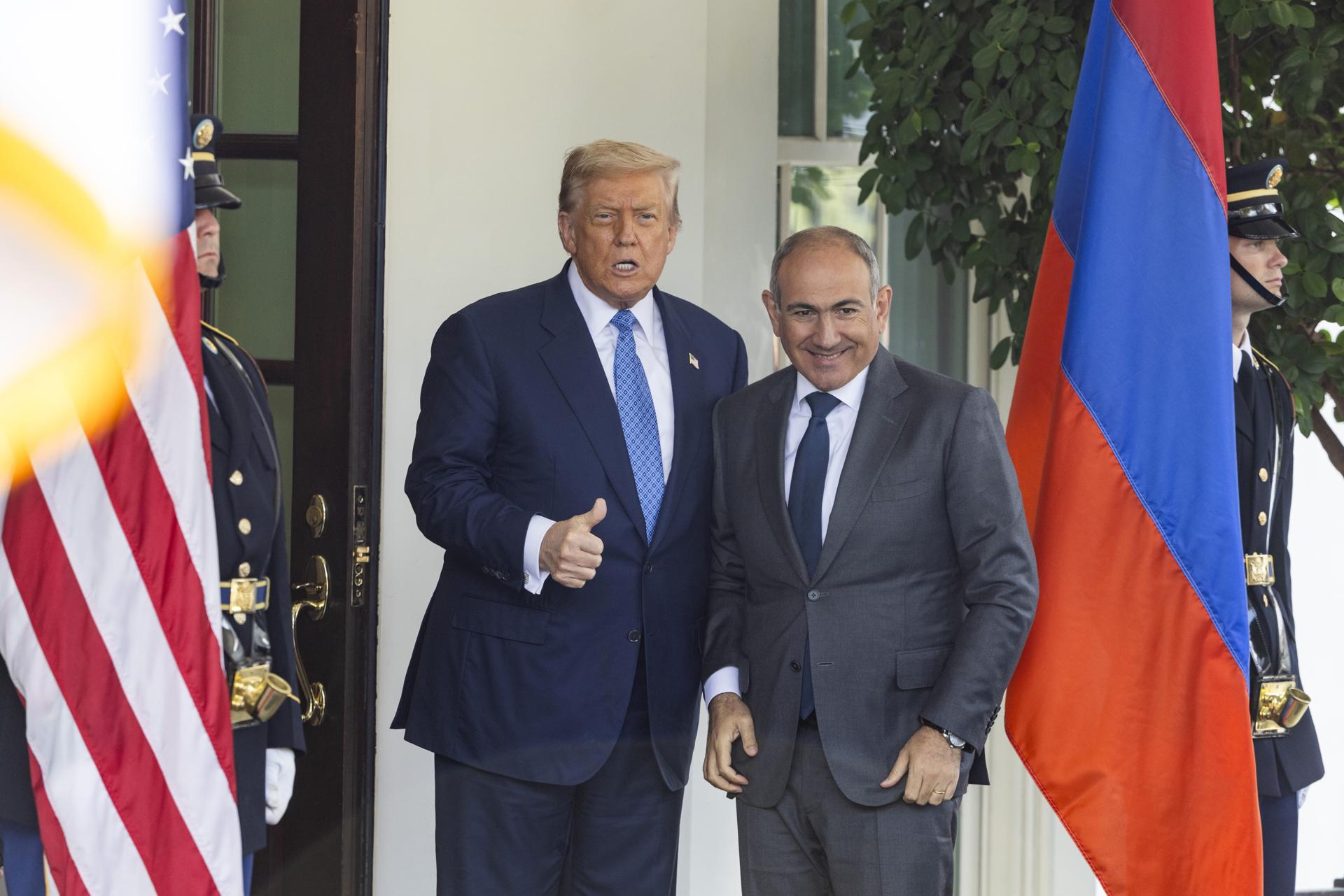 El presidente de Estados Unidos, Donald Trump, junto al primer ministro de Armenia, Nikol Pashinyan, en la Casa Blanca. EFE/Jim Lo Scalzo
