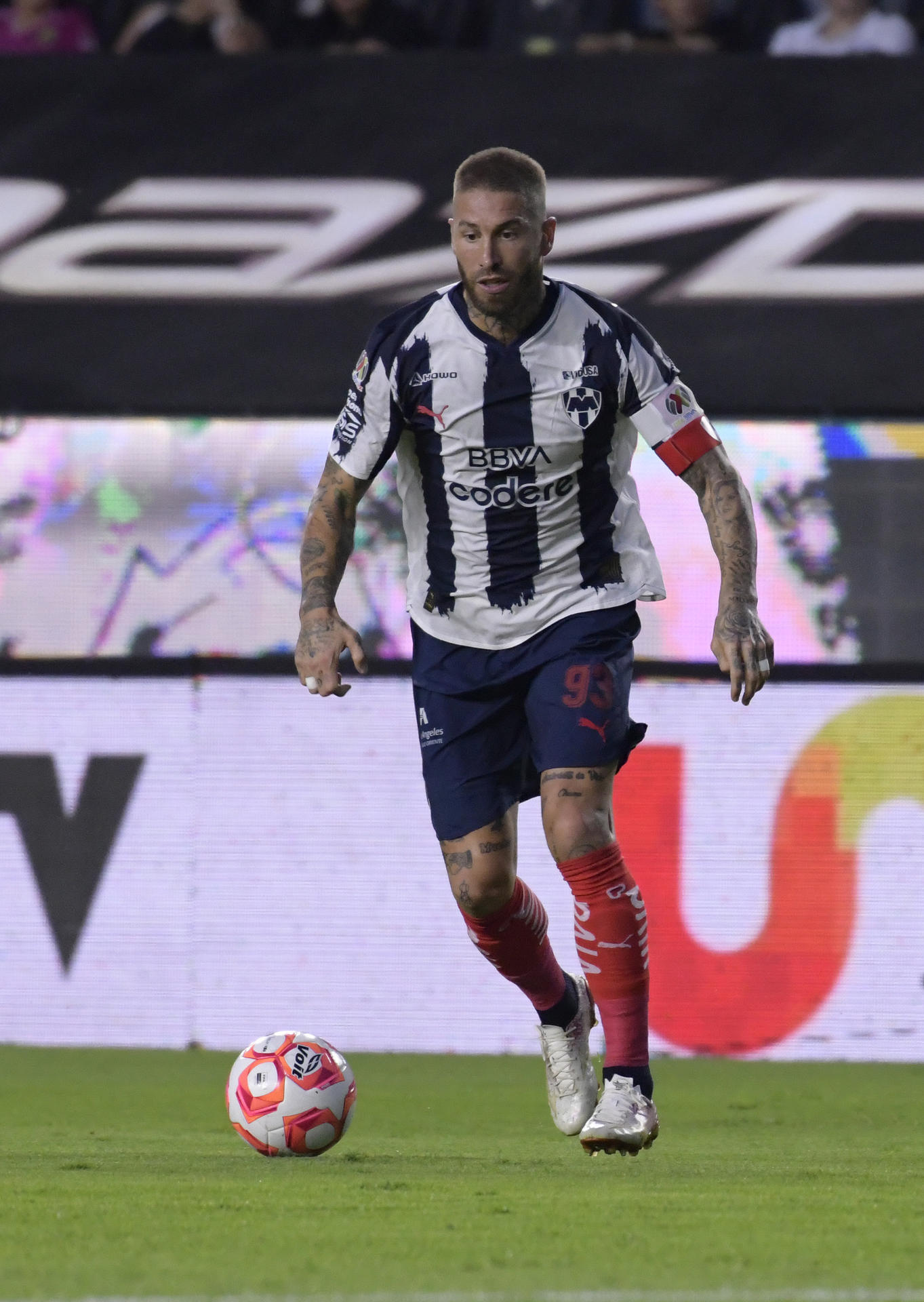 Sergio Ramos de Monterrey controla el balón este lunes, durante un partido ante León de la Liga MX, en el estadio León en Guanajuato (México). EFE/ Luis Ramírez