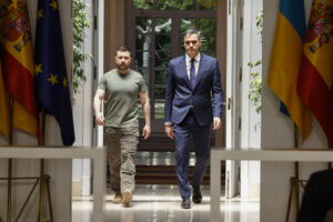 Imagen de archivo del presidente de Ucrania, Volodímir Zelenski (i), y el presidente del Gobierno español, Pedro Sánchez, durante el encuentro que mantuvieron en mayo de 2024 en el palacio de la Moncloa, en Madrid. EFE/ Chema Moya