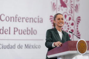 Fotografía cedida por la presidencia de México que muestra a la presidenta de México, Claudia Sheinbaum, durante una rueda de prensa este viernes, en el Palacio Nacional de la Ciudad de México (México). EFE/ Presidencia De México /SOLO USO EDITORIAL/ NO VENTAS/ SOLO DISPONIBLE PARA ILUSTRAR LA NOTICIA QUE ACOMPAÑA (CRÉDITO OBLIGATORIO)