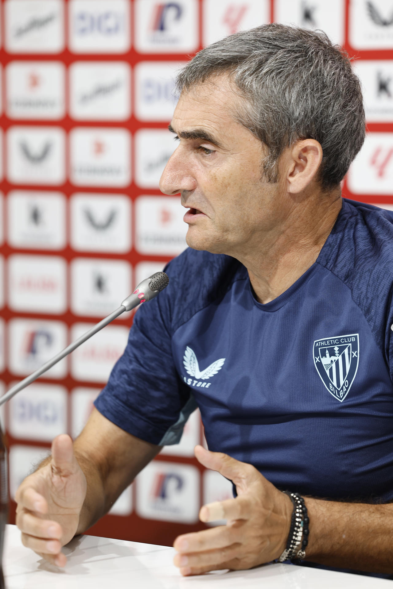 El entrenador del Athletic Club, Ernesto Valverde, ofrece una rueda de prensa este viernes, en Bilbao (País Vasco), previa al debut liguero del domingo ante el Sevilla en San Mamés. EFE/ Miguel Toña
