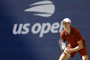 El italiano Jannik Sinner eliminó este martes al checo Vit Kopriva y avanzó a la segunda ronda del Abierto de Estados Unidos. EFE/EPA/JOHN G. MABANGLO