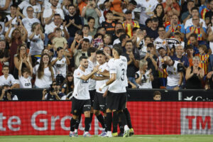 El centrocampista del Valencia Javi Guerra (c) celebra su gol durante el partido del Trofeu Taronja que Valencia y Torino disputan este sábado en el estadio de Mestalla. EFE/ Ana Escobar