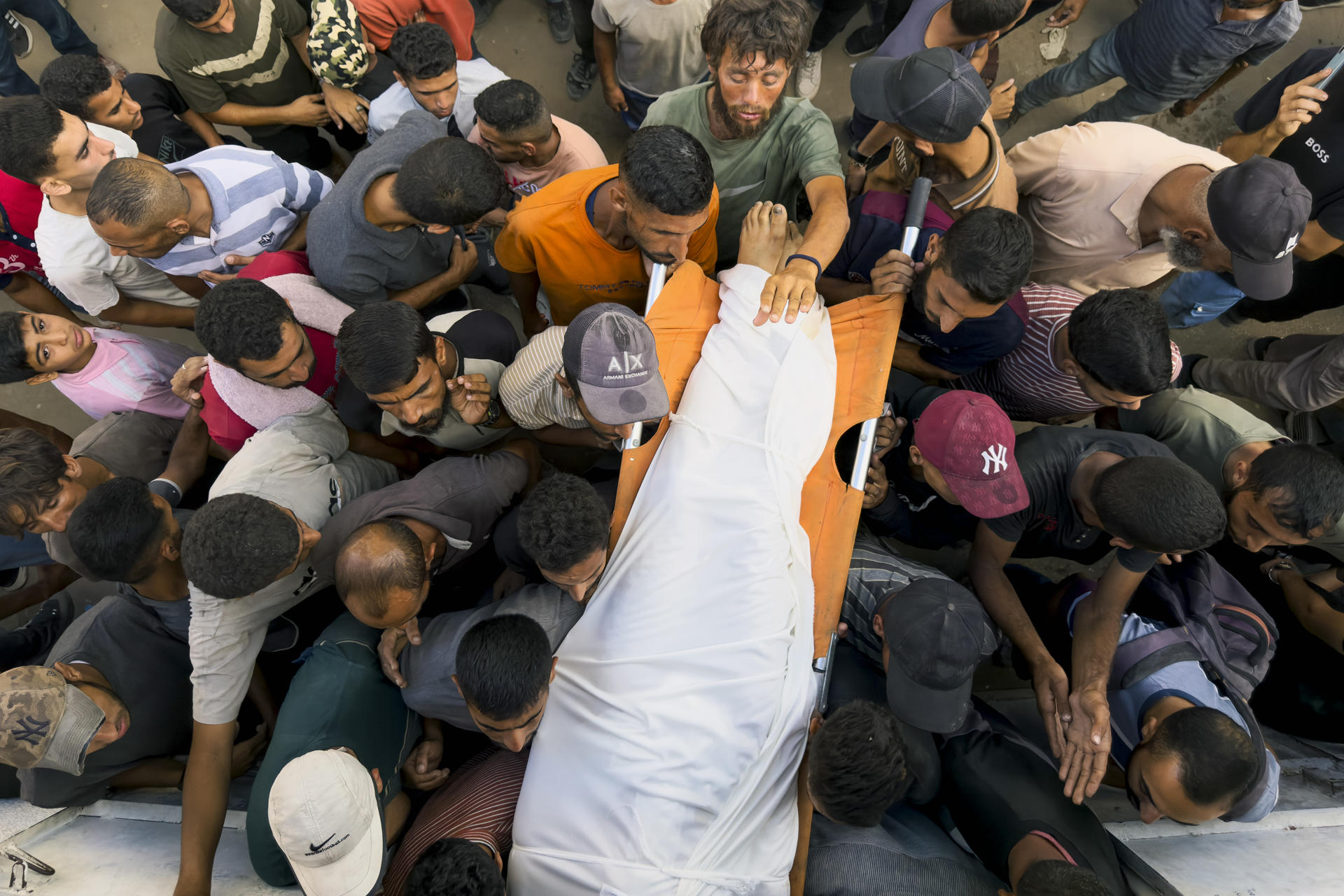 Foto archivo. Varios hombres rodean un cuerpo sin vida en el hospital de Al Shifa. Al menos 86 gazatíes perdieron la vida este miércoles mientras iban a buscar ayuda humanitaria en diferentes puntos de la Franja de Gaza. La mayoría de los fallecidos, 60, fueron registrados por el hospital Al Shifa de Ciudad de Gaza, la capital gazatí, tras acudir al cruce de Zikim, en el noroeste del enclave, para tratar de conseguir algo de lo introducido en los pocos camiones con ayuda que están entrando estos días en el territorio. EFE/ Ahmad Awad