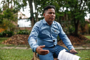Fotografía de archivo del Apu Pablo Chota Ruiz, dirigente de la Organización Regional de Pueblos Indígenas del Oriente (ORPIO), durante una entrevista con EFE, en Iquitos (Perú).EFE/ Aldair Mejía