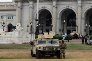 Fotografía de miembros de la Guardia Nacional en Washington (EE.UU.). EFE/EPA/ANNA ROSE LAYDEN