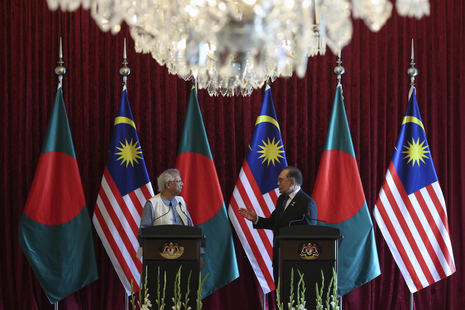 Putrajaya (Malaysia), 12/08/2025.- Malaysian Prime Minister Anwar Ibrahim (R) and Chief Adviser of Bangladesh Interim Government Muhammad Yunus attend a press conference in Putrajaya, Malaysia, 12 August 2025. (Malasia) EFE/EPA/Hasnoor Hussain / POOL