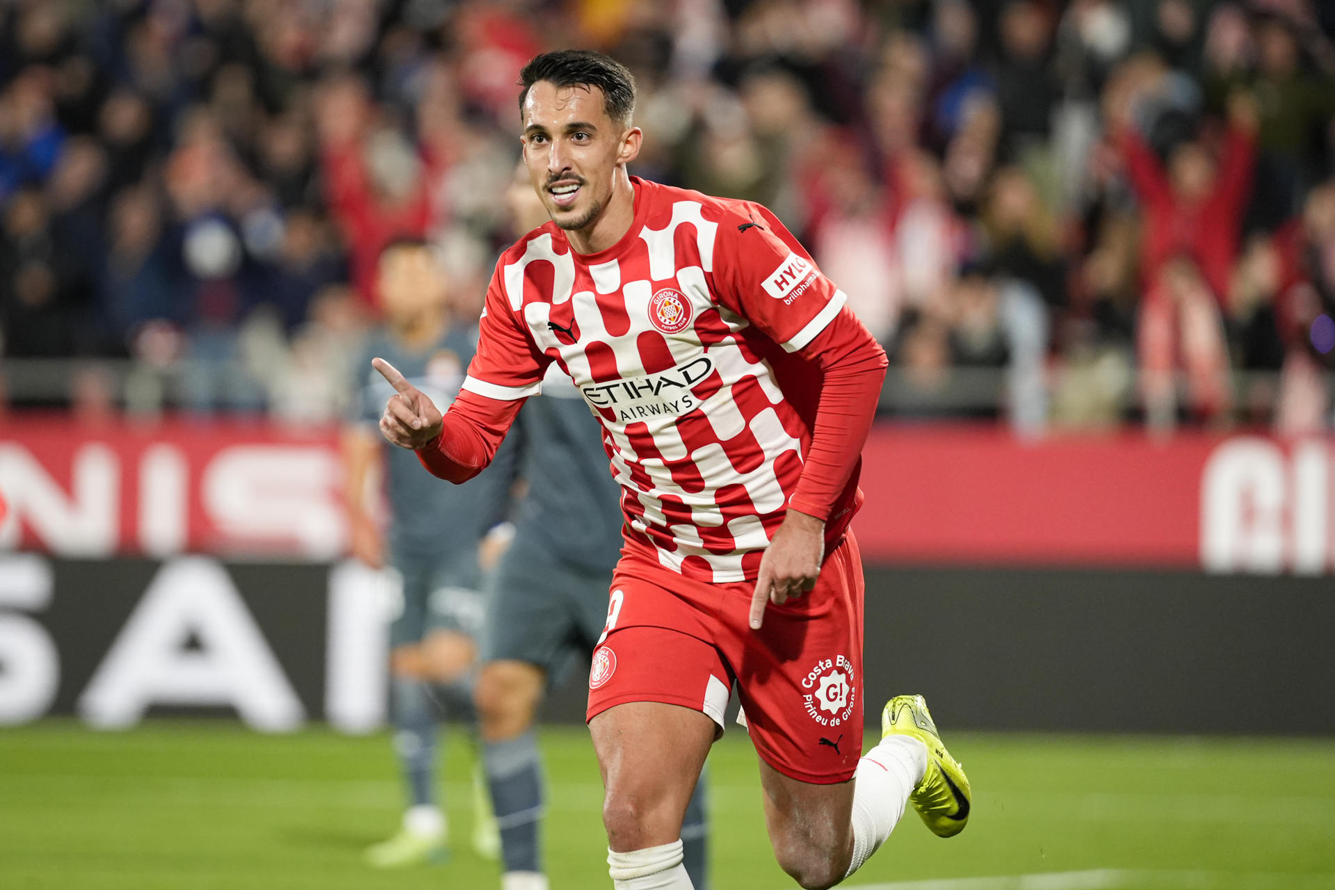 El delantero macedonio Bojan Miovski celebra un gol con el Girona. EFE / David Borrat.