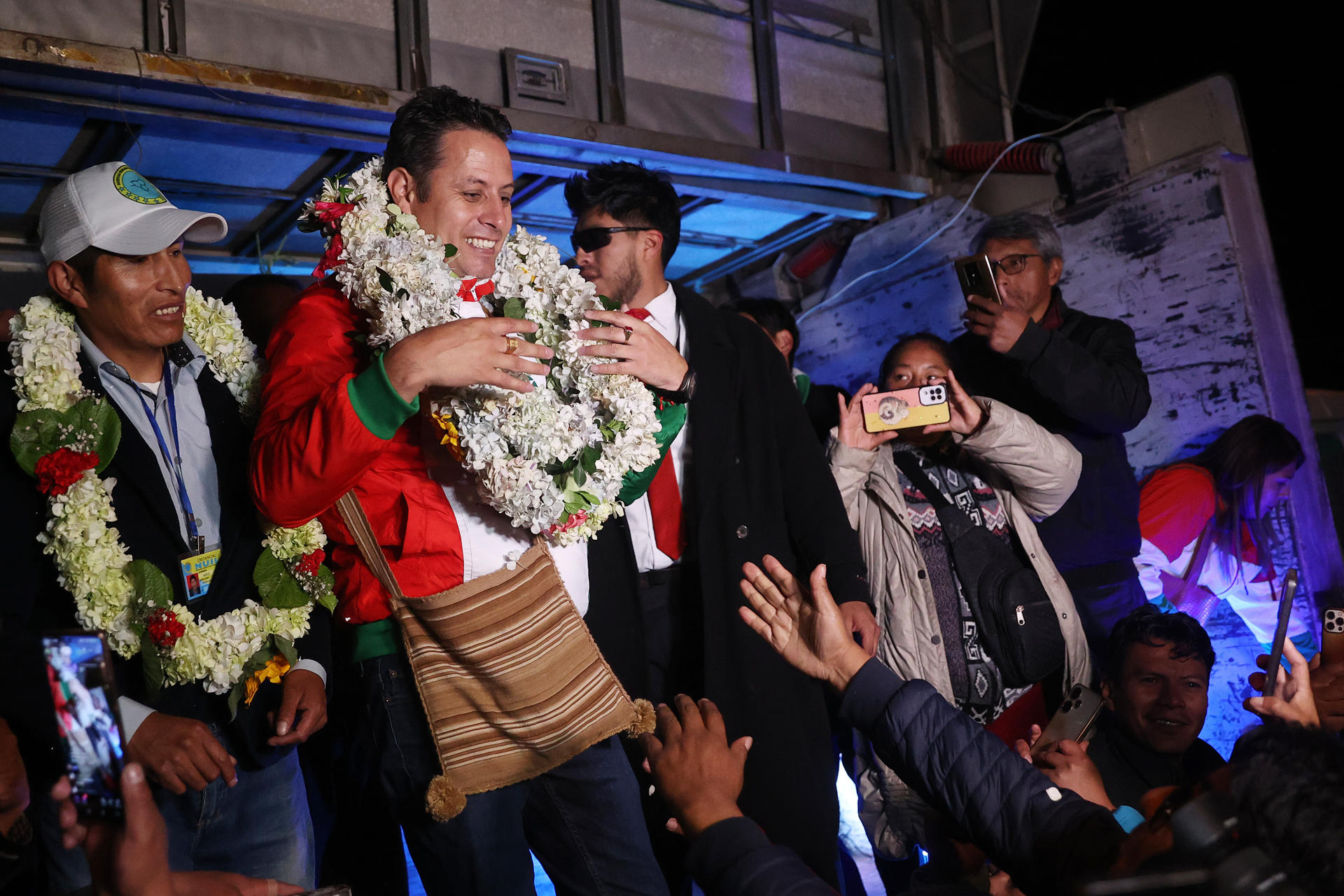El candidato a la Vicepresidencia de Bolivia por el Partido Demócrata Cristiano (PDC), Edman Lara (2-i), durante un acto de campaña, este lunes, 18 de agosto, en El Alto (Bolivia). EFE/Luis Gandarillas