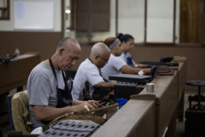 Fotografía del 1 de agosto de 2025 de personas fabricando cigarros en la tabacalera Quesada Cigars, en Santiago (República Dominicana). EFE/ Orlando Barría
