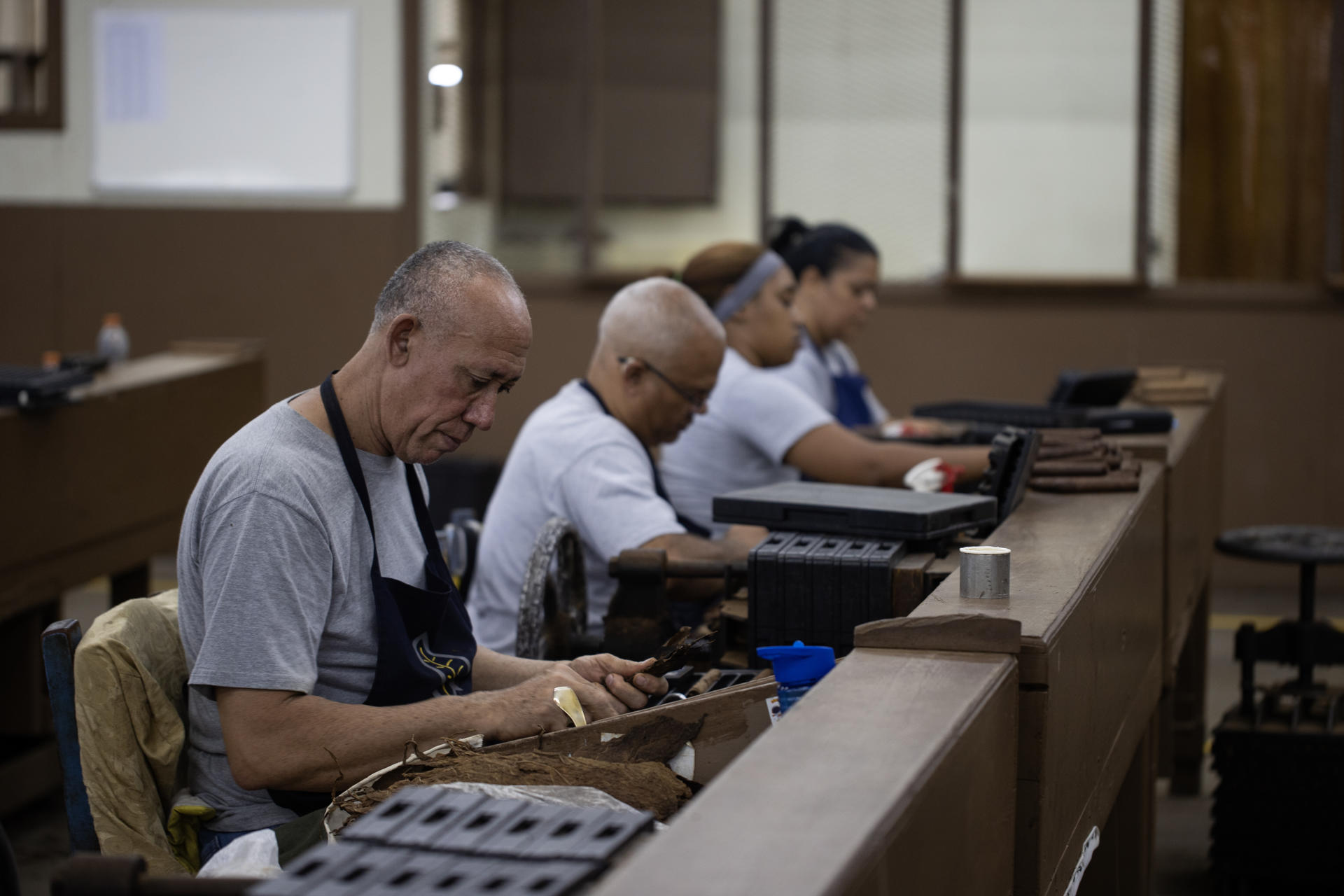 Fotografía del 1 de agosto de 2025 de personas fabricando cigarros en la tabacalera Quesada Cigars, en Santiago (República Dominicana). EFE/ Orlando Barría