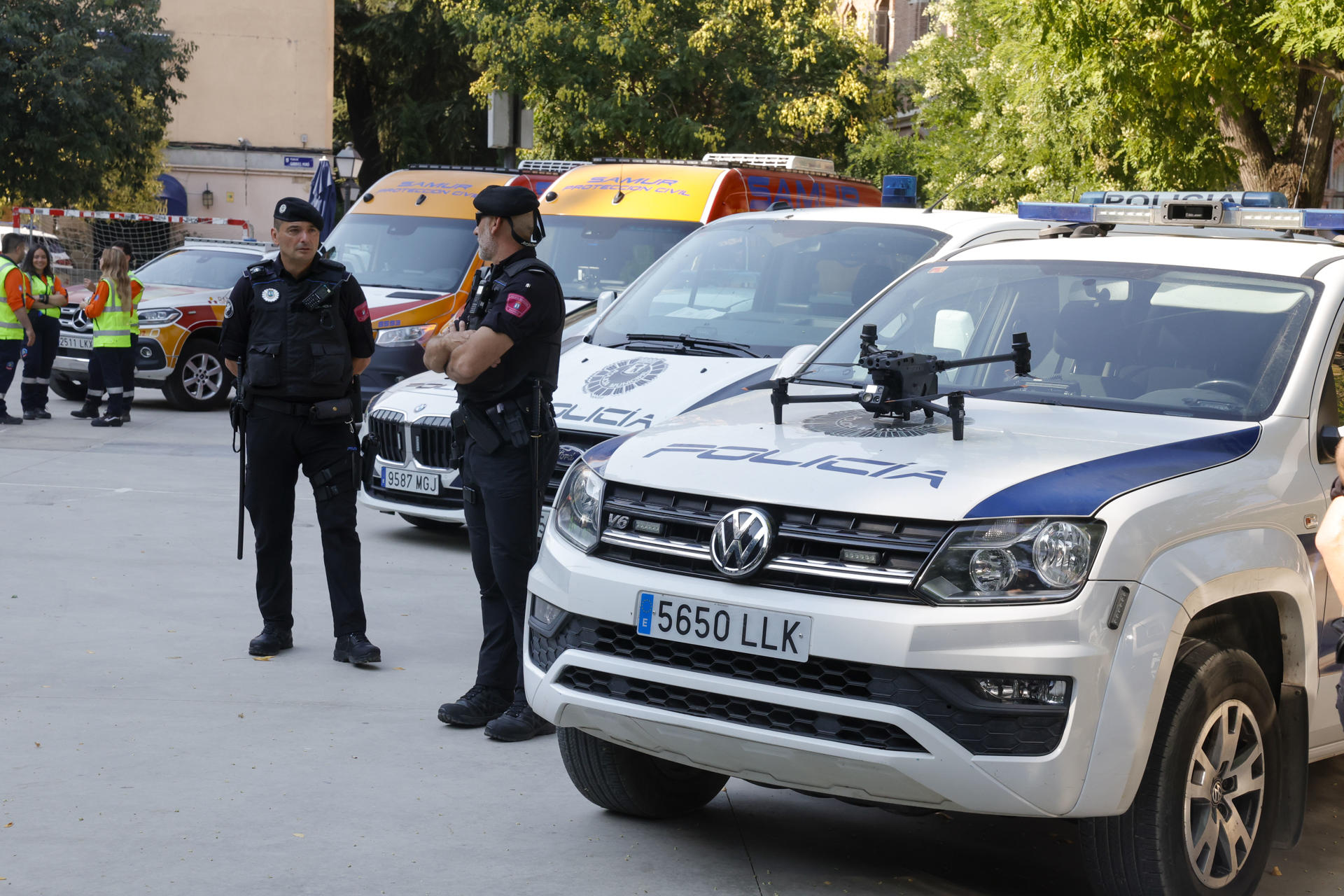 La vicealcaldesa de Madrid y alcaldesa en funciones, Inma Sanz (i), presenta el dispositivo especial de seguridad y emergencias del Ayuntamiento de Madrid para las tradicionales fiestas veraniegas del distrito de Centro. EFE/Zipi