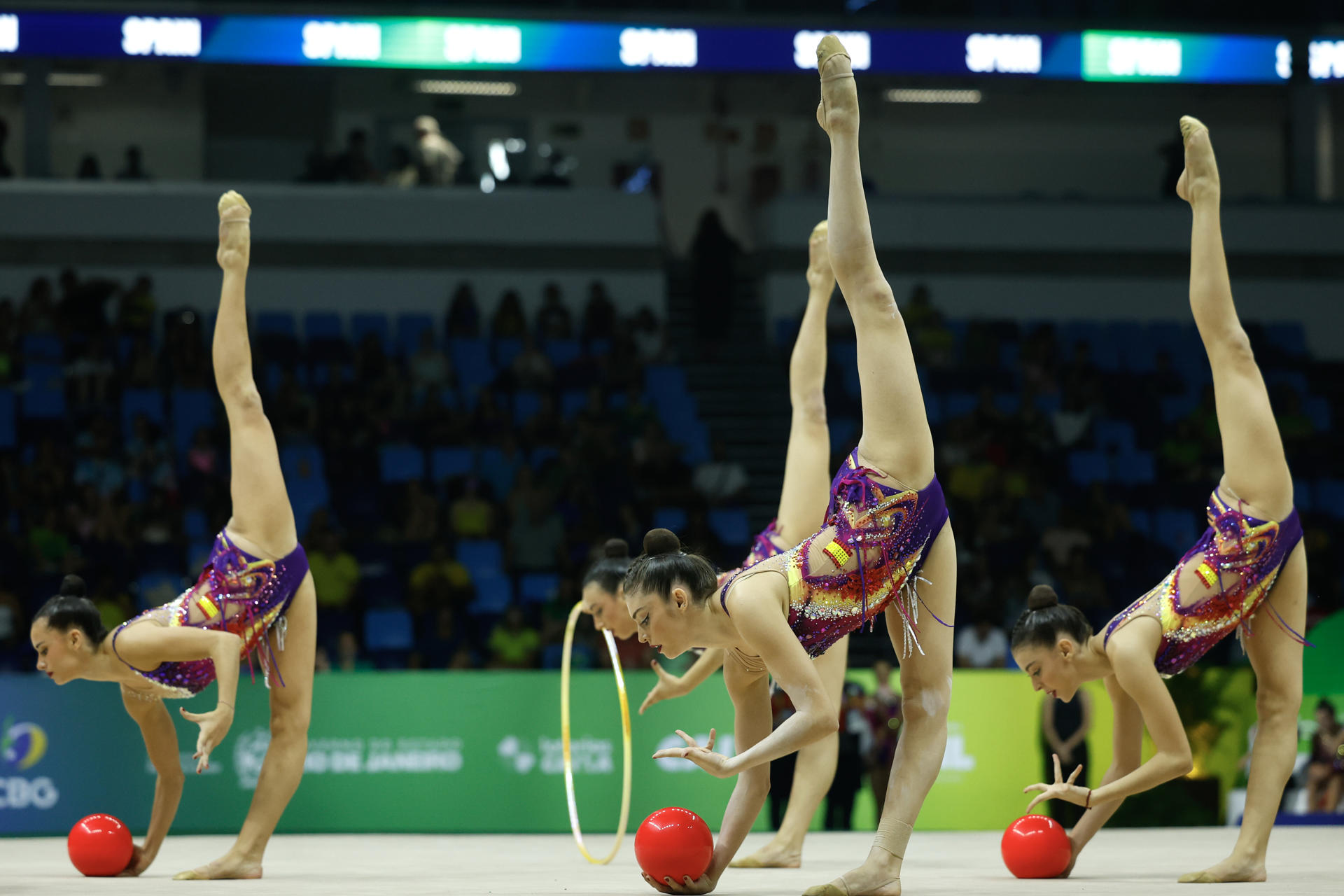 La rutina española en la categoría de gimnasia rítmica por equipos deparó este sábado una medalla de bronce en el Campeonato Mundial de Gimnasia Rítmica que se disputa en Río de Janeiro. EFE/ Antonio Lacerda