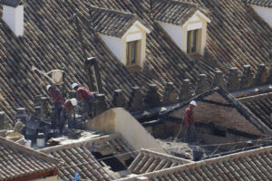 Operarios trabajan en la zona afectada en las cubiertas de la Mezquita-Catedral de Córdoba, sobre todo en el techo de la capilla de la Anunciación, que fue la que colapsó a causa del incendio declarado el pasado viernes en una de las capillas, este lunes en el que la Unidad de Policía Científica de la Policía Nacional junto a los arquitectos y técnicos están inspeccionando los daños sufridos en el monumento. EFE/Salas