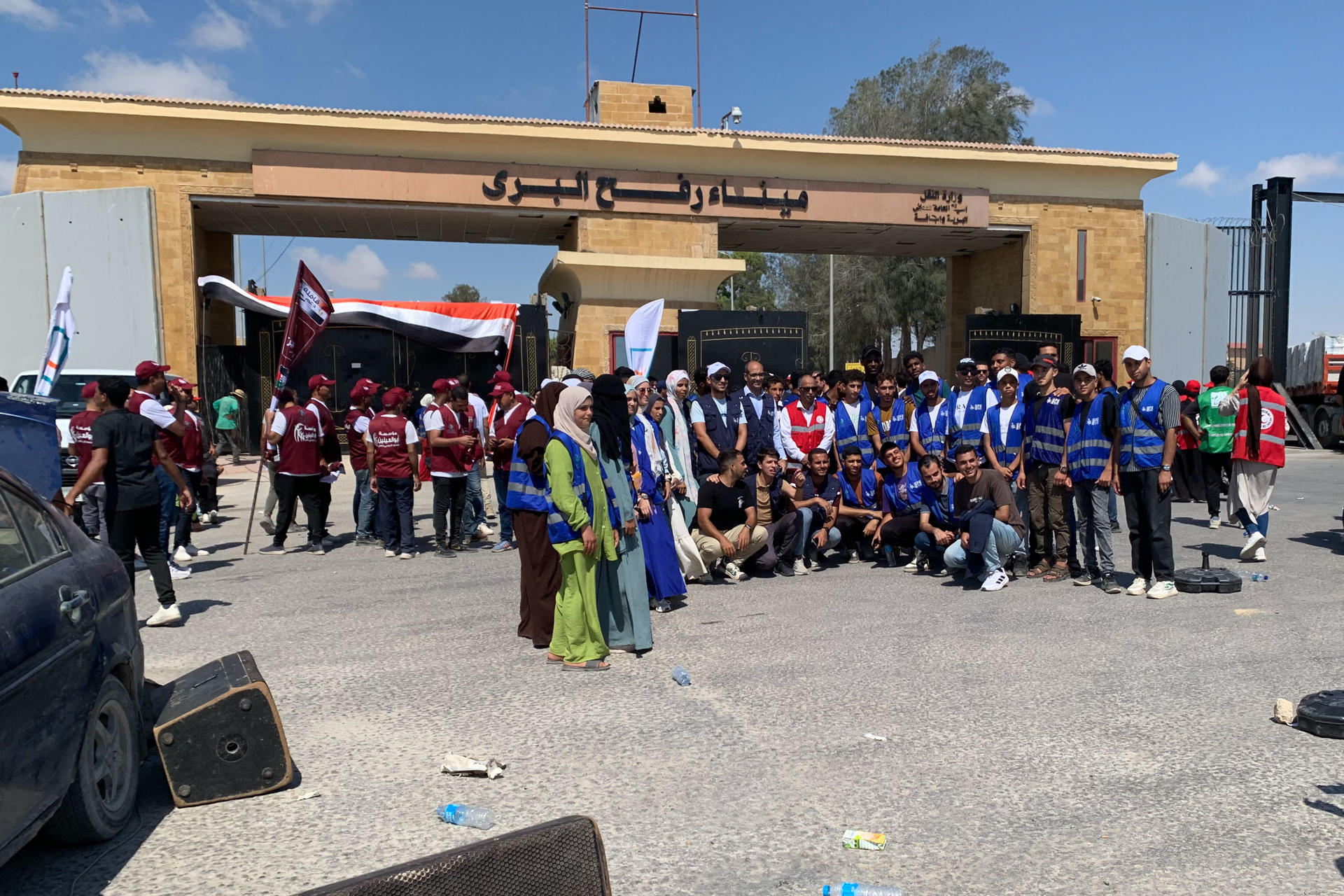 Voluntarios junto a camiones cargados con ayuda humanitaria con destino a la Franja de Gaza esperan en la puerta fronteriza de Rafah, entre Egipto y la Franja de Gaza. Decenas de camiones con ayuda humanitaria siguen varados en el paso de Rafah, en la frontera entre Egipto y Gaza, a la espera de poder acceder a la Franja, ya que su entrada sigue sujeta a la aprobación israelí en el puesto de Kerem Shalom, donde los convoyes pueden tardar días en ser inspeccionados el 6 de agosto de 2025. 
EFE/ Pablo De Aguinaco
