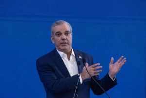El presidente de República Dominicana, Luis Abinader, habla durante su rueda de prensa semanal este lunes, en el Palacio Nacional en Santo Domingo (R. Dominicana). EFE/Orlando Barría