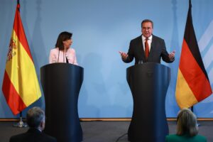 El ministro de Defensa alemán, Boris Pistorius (R), y la ministra de Defensa española, Margarita Robles, hacen una declaración en el Ministerio de Defensa en Berlín, Alemania, 28 de agosto de 2025. (Alemania, España) EFE/EPA/CLEMENS BILAN