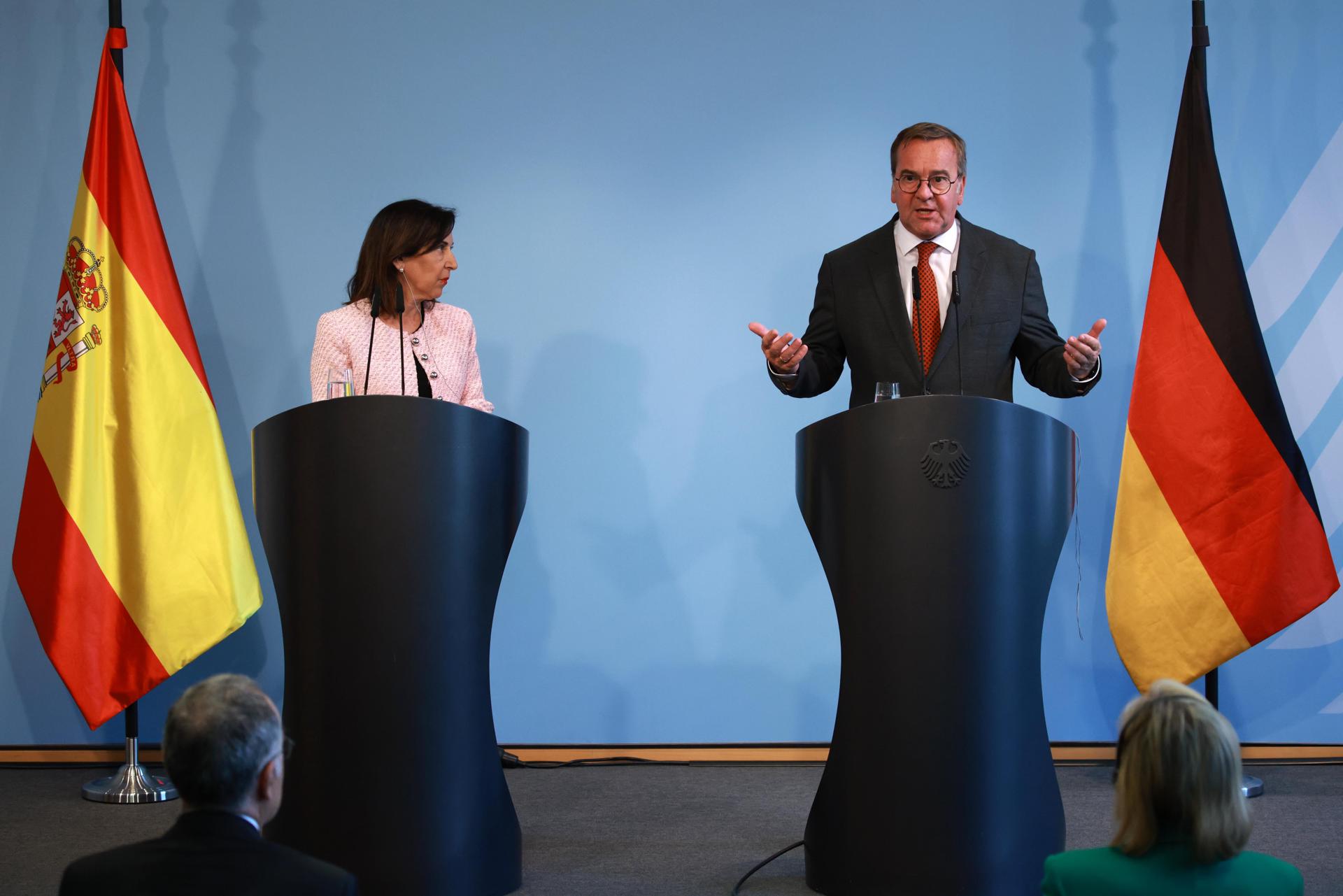 El ministro de Defensa alemán, Boris Pistorius (R), y la ministra de Defensa española, Margarita Robles, hacen una declaración en el Ministerio de Defensa en Berlín, Alemania, 28 de agosto de 2025. (Alemania, España) EFE/EPA/CLEMENS BILAN