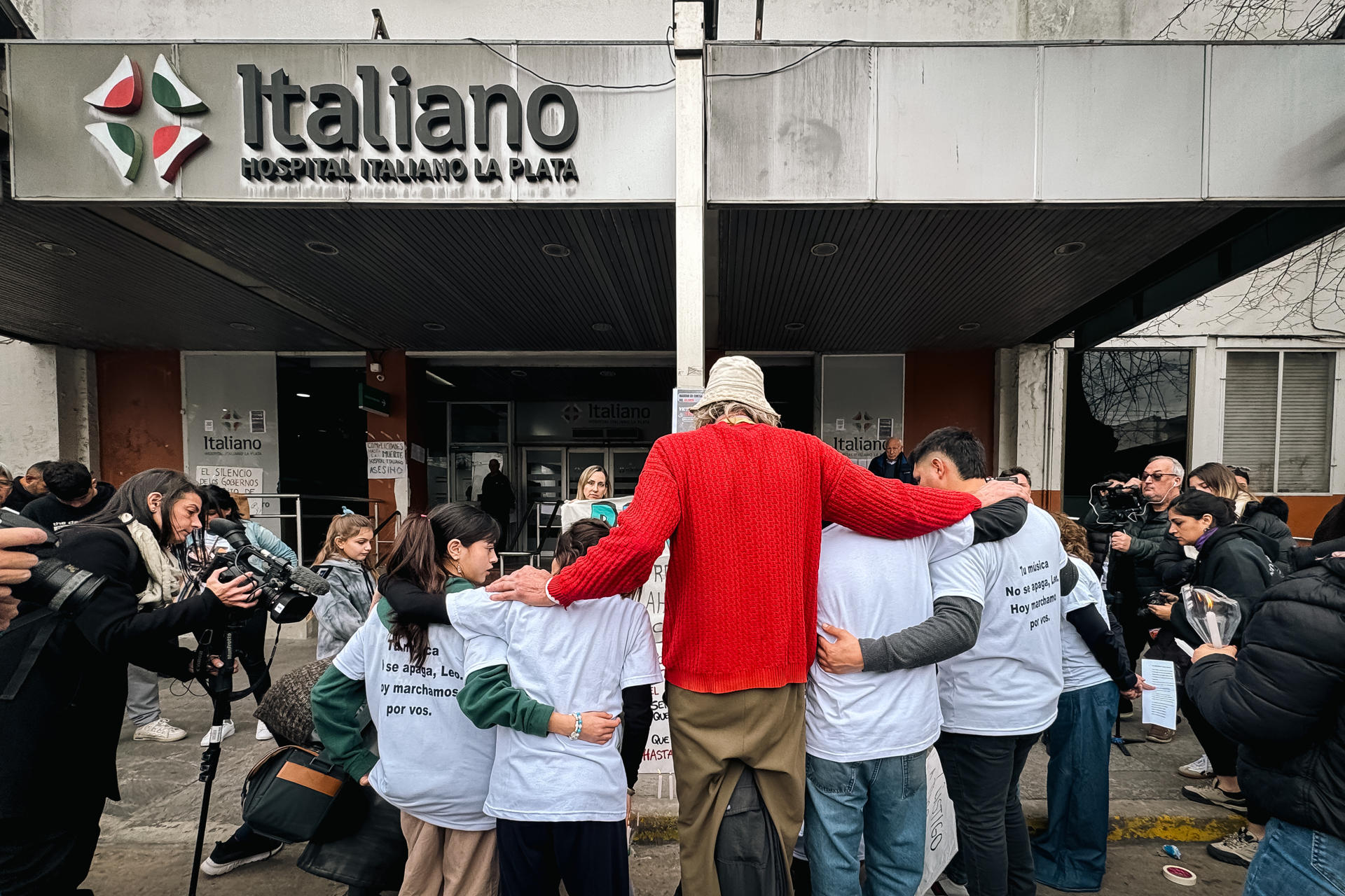 Fotografía del 31 de julio de 2025 de un grupo de familiares de victimas mortales por el uso de fentanilo contaminado, participando en una manifestación frente al Hospital Italiano de La Plata, en La Plata (Argentina). EFE/ Juan Ignacio Roncoroni