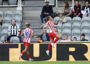 Vilda Boe Risa, del Atlético de Madrid, celebra el gol del 0-1 durante un partido amistoso de pretemporada entre el Newcastle United Women y el Atlético de Madrid Feminino en Newcastle, Reino Unido, el 9 de agosto de 2025. (Fútbol, Amistoso, Reino Unido). EFE/EPA/ADAM VAUGHAN