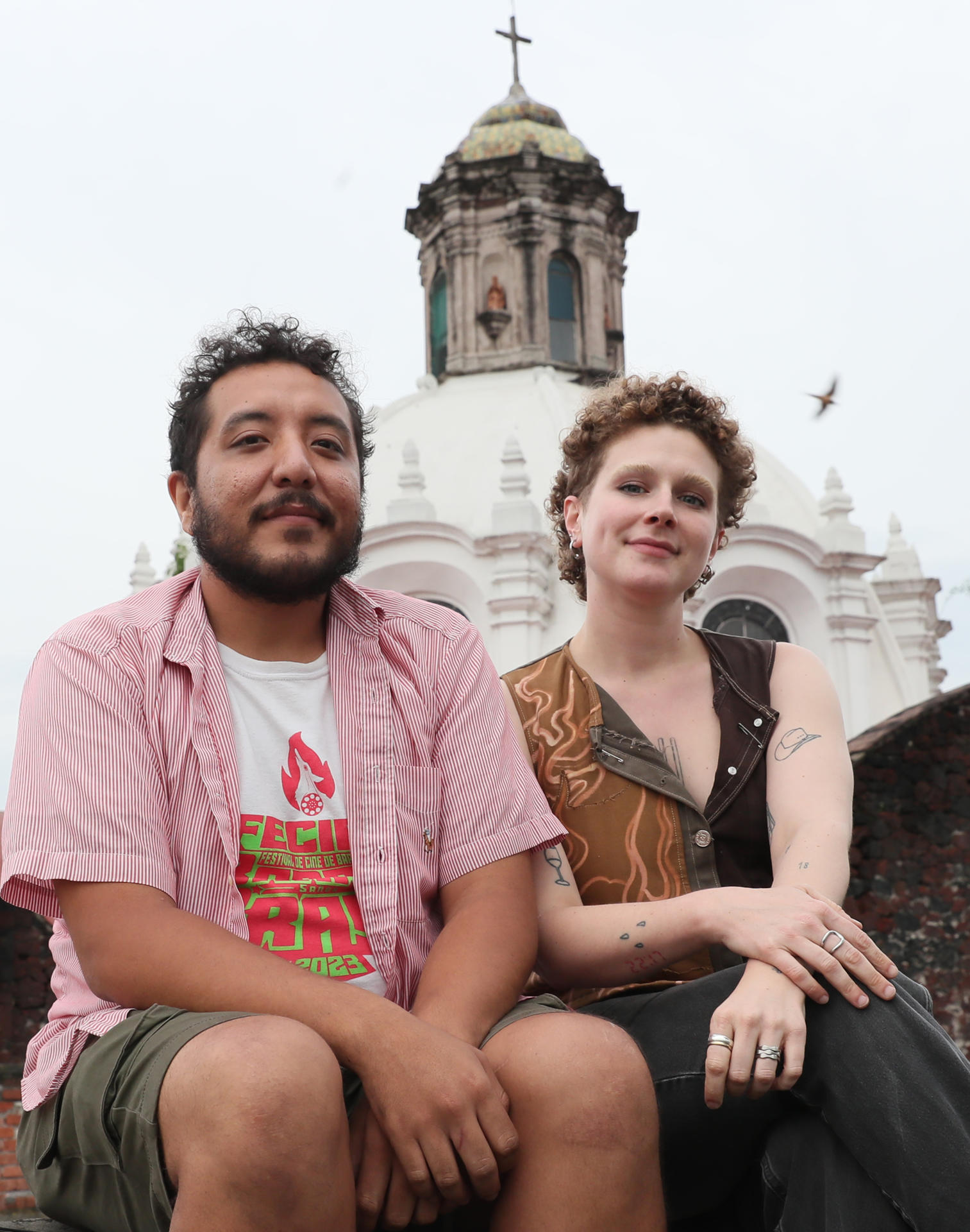La periodista española Inés Amarelo (d), y el cineasta mexicano, Hugo Islas, posan este viernes (ayer), al termino de una entrevista con EFE, en Ciudad de México (México). EFE/ Mario Guzmán