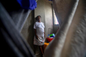 Fotografía del 19 de agosto de 2025 de Marie Dorsainville, una mujer embarazada de 29 años, posando en el campamento de refugiados de la Oficina de Protección al Ciudadano (OPC), en Puerto Príncipe (Haití). EFE/ Mentor David Lorens