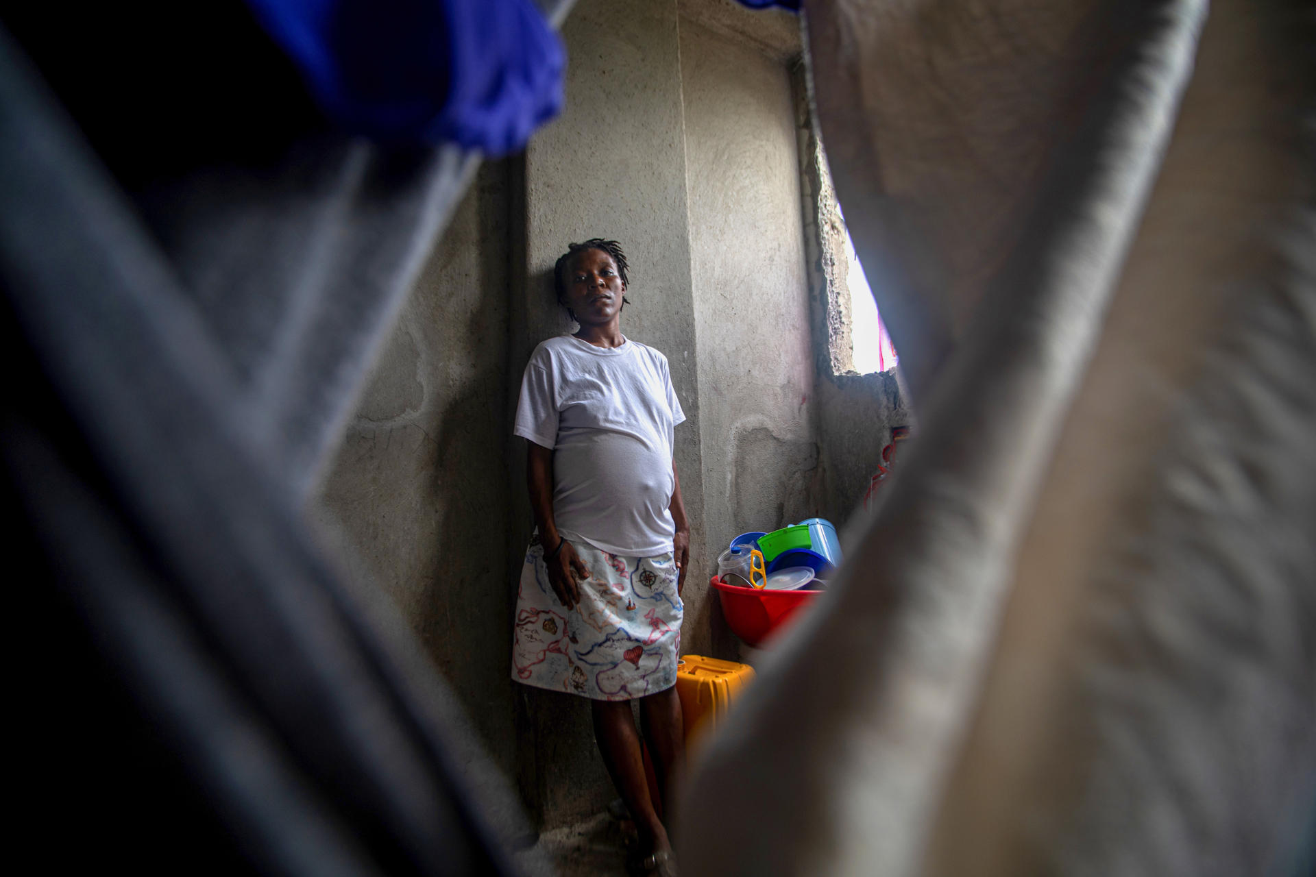 Fotografía del 19 de agosto de 2025 de Marie Dorsainville, una mujer embarazada de 29 años, posando en el campamento de refugiados de la Oficina de Protección al Ciudadano (OPC), en Puerto Príncipe (Haití). EFE/ Mentor David Lorens