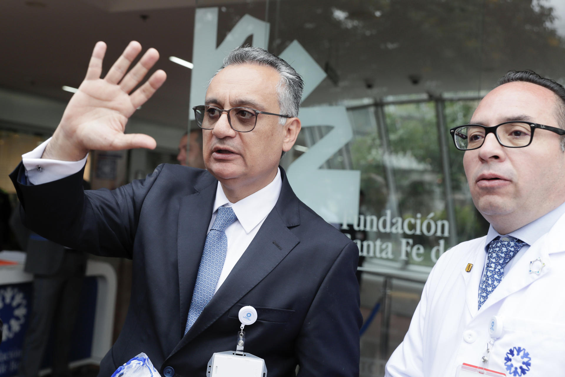 El director general de la clínica Fundación Santa Fe de Bogotá, doctor Henry Gallardo (i), habla con la prensa este lunes, frente a la clínica en Bogotá (Colombia). EFE/ Carlos Ortega
