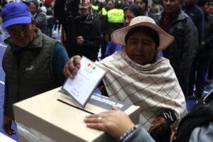 Una mujer vota este domingo, en un centro de votación en La Paz (Bolivia). EFE/ Luis Gandarillas