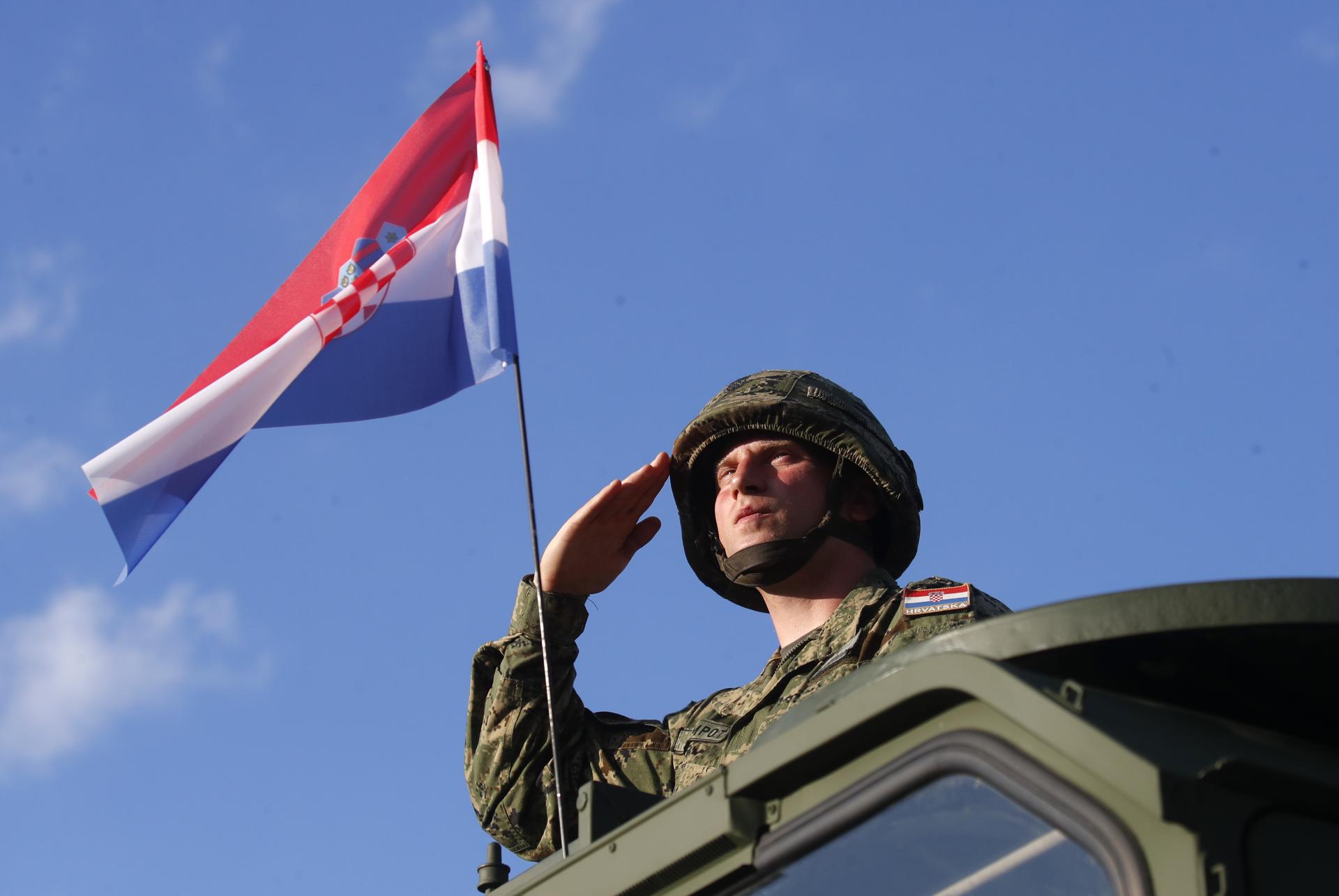 Un soldado croata saluda desde un vehículo militar durante un desfile militar en Zagreb, Croacia, 31 de julio de 2025. Croacia marcó el 30º aniversario de la Operación Tormenta, la última gran batalla de la Guerra de Independencia de Croacia en agosto de 1995, con un desfile militar que contó con más de 3.500 soldados y varios cientos de vehículos militares. (tormenta, Croacia) EFE/EPA/ANTONIO BAT