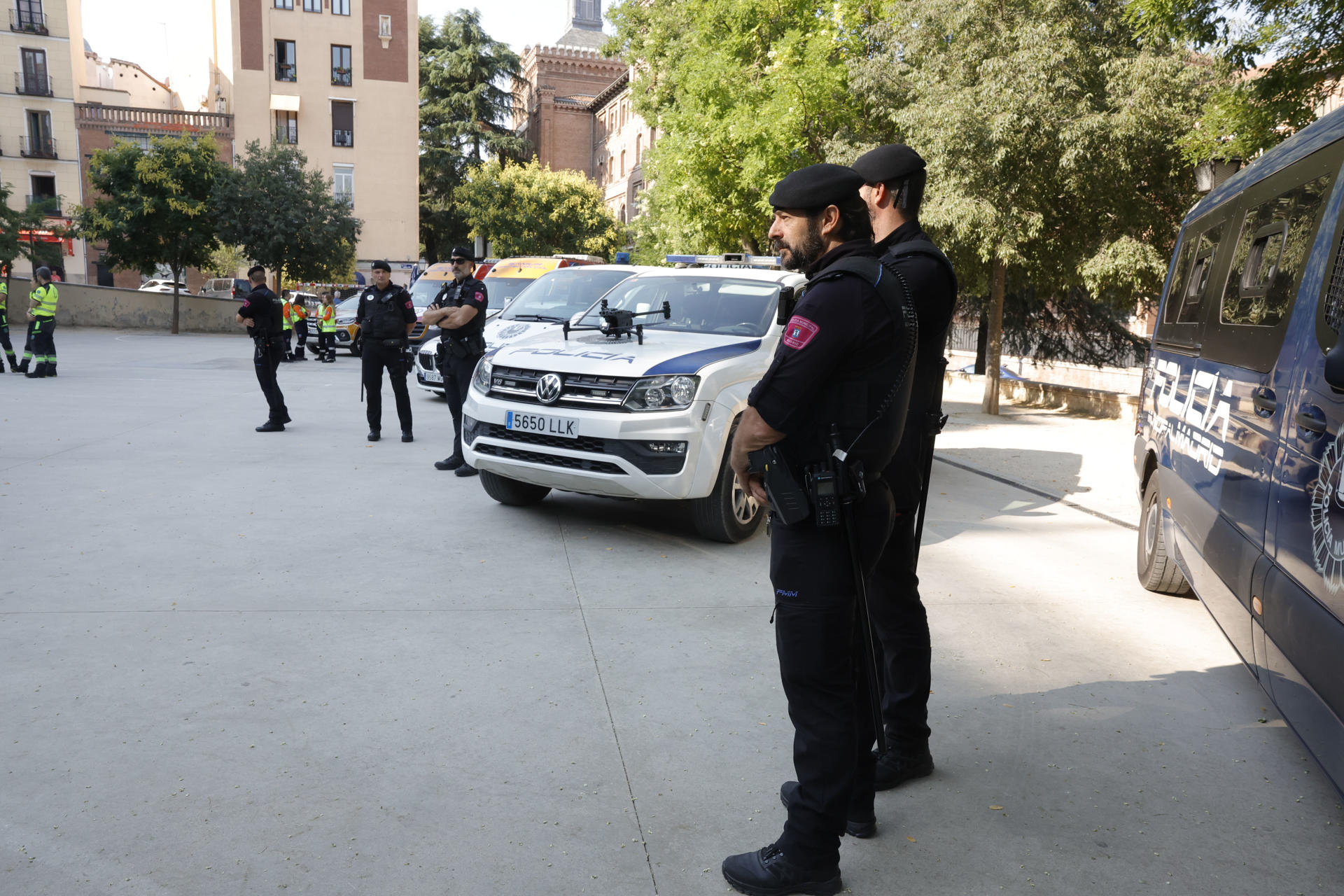La vicealcaldesa de Madrid y alcaldesa en funciones, Inma Sanz (i), presenta el dispositivo especial de seguridad y emergencias del Ayuntamiento de Madrid para las tradicionales fiestas veraniegas del distrito de Centro. EFE/Zipi