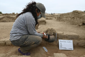 Una arqueóloga limpia una vasija de cerámica dentro de una vivienda de la élite de la civilización prehispánica moche este jueves, en el complejo arqueológico LicapaII, ubicado en el valle de Chicama, en el departamento de la Libertad, en Trujillo (Perú).EFE/ Proyecto Arqueológico Chicama /