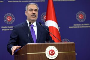 El ministro de Asuntos Exteriores de Turquía, Hakan Fidan, habla durante una conferencia de prensa conjunta con su homólogo sirio, el ministro Asaad Hassan Al-Shaibani (no sale en la imagen), tras su reunión en Ankara, Turquía, el 13 de agosto de 2025. EFE/EPA/NECATI SAVAS
", "to": "es" }