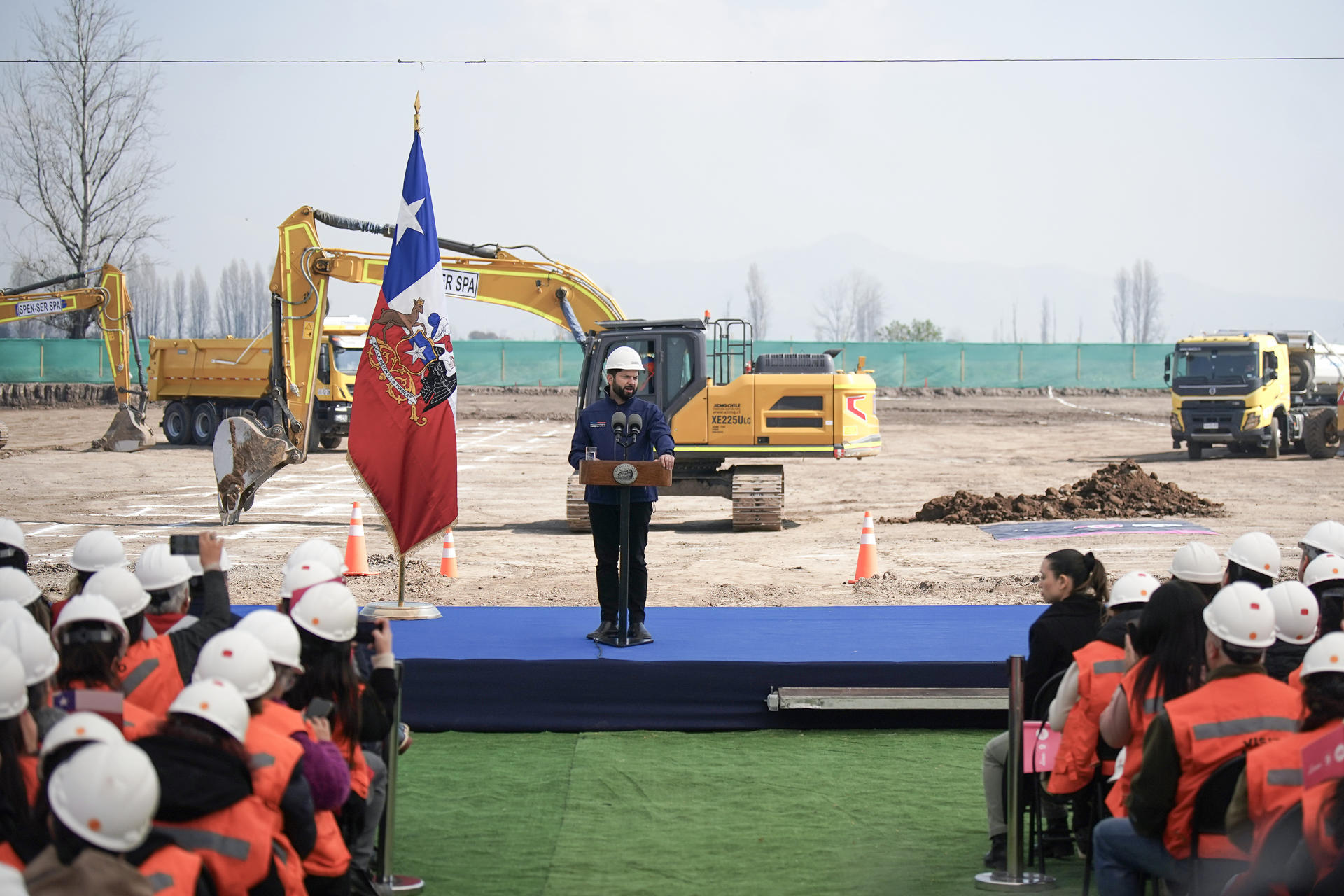 Fotografía cedida por la Presidencia de Chile del mandatario chileno, Gabriel Boric, hablando durante la ceremonia de inicio de las obras de la línea 9 del metro este martes, en Santiago. EFE/ Presidencia de Chile
