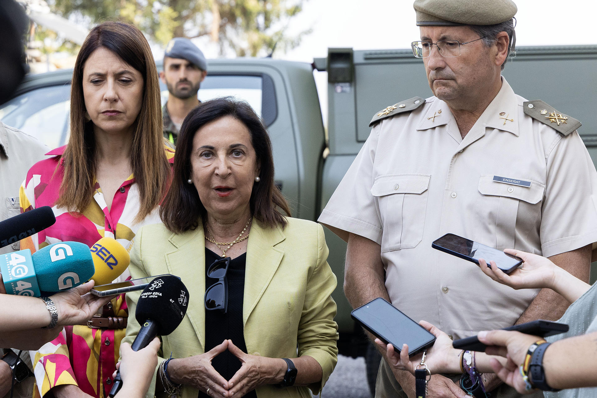 La ministra de Defensa, Margarita Robles, acompañada por el Jeme Amador Enseñat (d) atiende a los medios en su visita este sábado la Brigada Galicia VII (Brilat) para conocer de primera mano la participación de la unidad en la operación Centinela Gallego. EFE/Salvador Sas
