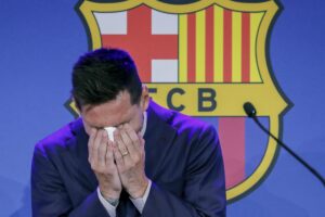 El delantero argentino Lionel Messi, se emociona durante su comparecencia en el Camp Nou para explicar su versión sobre su marcha del conjunto azulgrana. EFE/ Andreu Dalmau