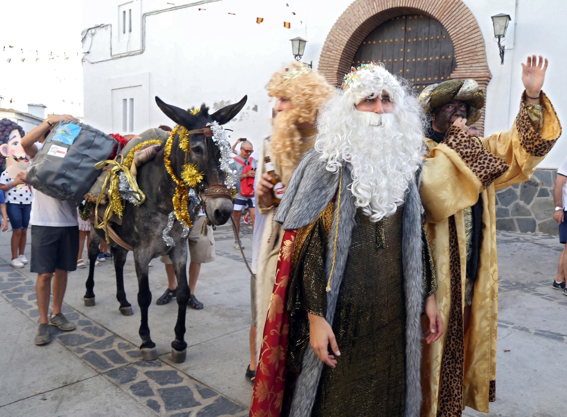 Imagen de archivo (3/08/2019).- La Cabalgata de los Reyes Magos recorre las calles del pueblo alpujarreño de Bérchules (Granada) antes de la fiesta de Nochevieja en agosto, una festividad que celebran más de diez mil personas después de que este municipio se quedase sin poder tomar las uvas por apagón eléctrico en 1994. 25 años después del apagón, este pequeño pueblo multiplica un verano más su población para celebrar su colorida y calurosa Nochevieja de agosto. EFE/ Pepe Torres