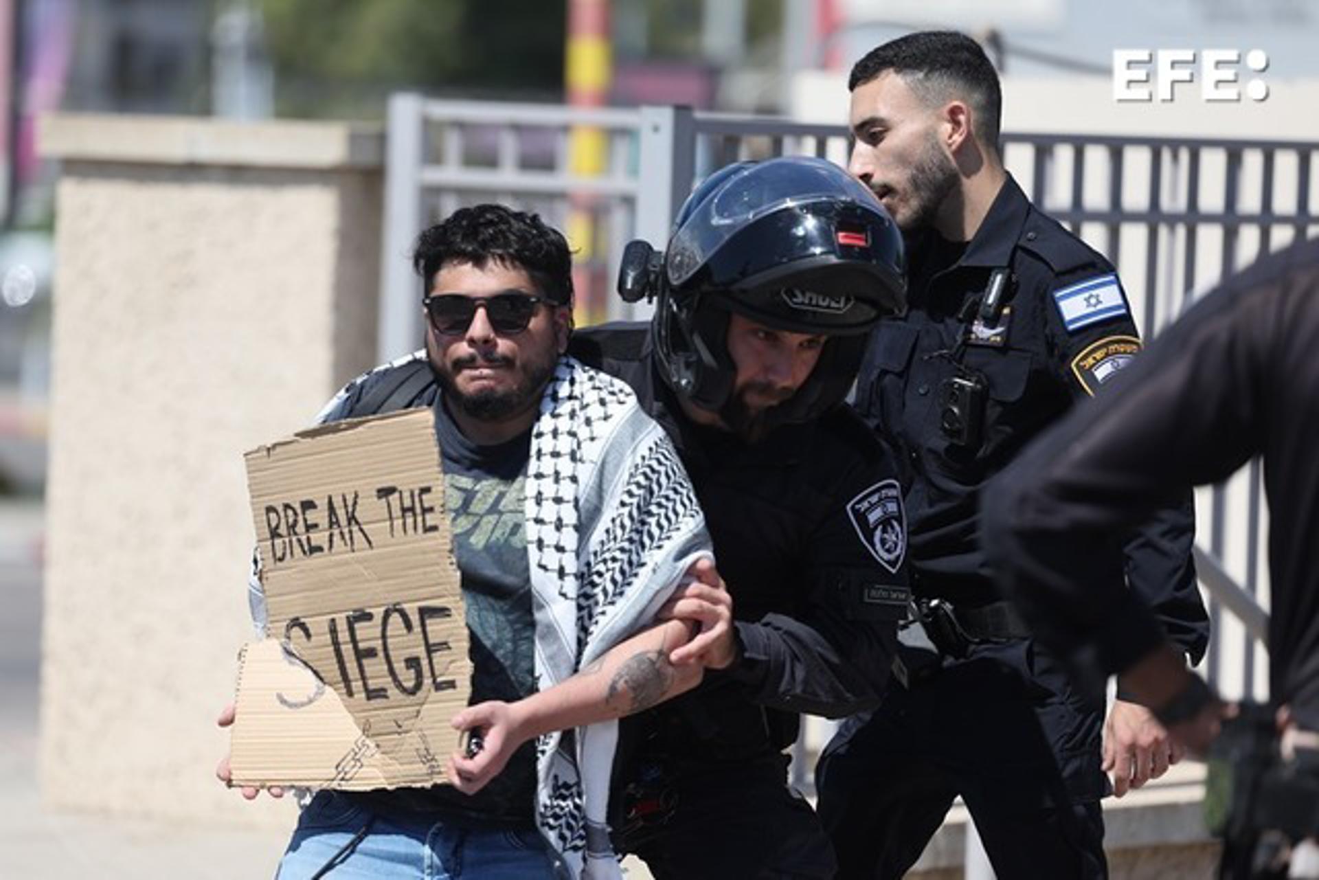 La policía reprime a activistas israelíes pro-Palestina en la ciudad de Sderot, cerca de la frontera con la Franja de Gaza, en el sur de Israel, el 4 de agosto de 2025. Decenas de activistas intentaron marchar desde Sderot hasta la frontera de Gaza para protestar contra la operación militar israelí en Gaza, donde fueron bloqueados por la policía. (Protestas) EFE/EPA/ABIR SULTAN
