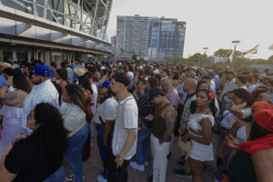 Foto de archivo de personas que hacen fila previo al primer concierto de Bad Bunny en el Coliseo de Puerto Rico José Miguel Agrelot en San Juan (Puerto Rico). EFE/ Thais Llorca