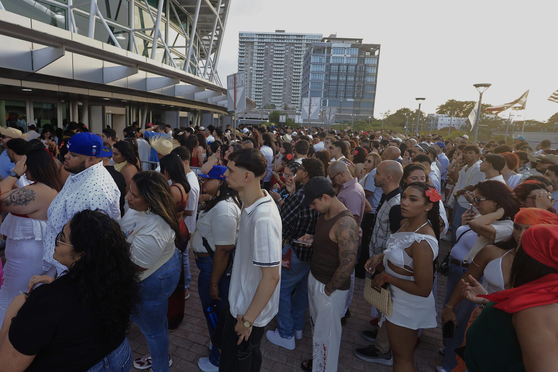 Foto de archivo de personas que hacen fila previo al primer concierto de Bad Bunny en el Coliseo de Puerto Rico José Miguel Agrelot en San Juan (Puerto Rico). EFE/ Thais Llorca