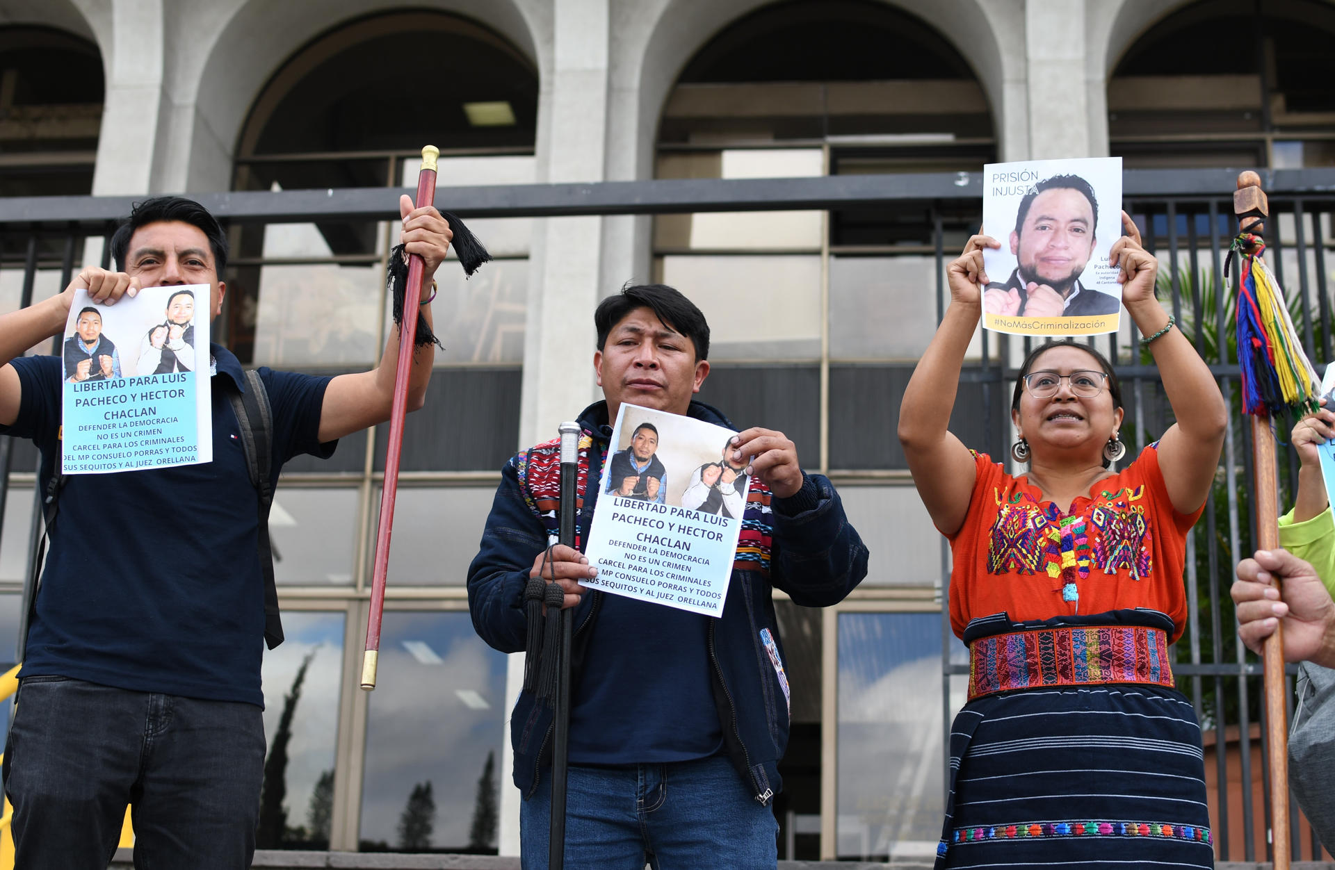 Representantes de varias organizaciones campesinas se manifiestan para exigir justicia y libertad de los lideres indígenas Luis Pacheco y Héctor Chaclán este lunes, en Ciudad de Guatemala (Guatemala). EFE/ Alex Cruz