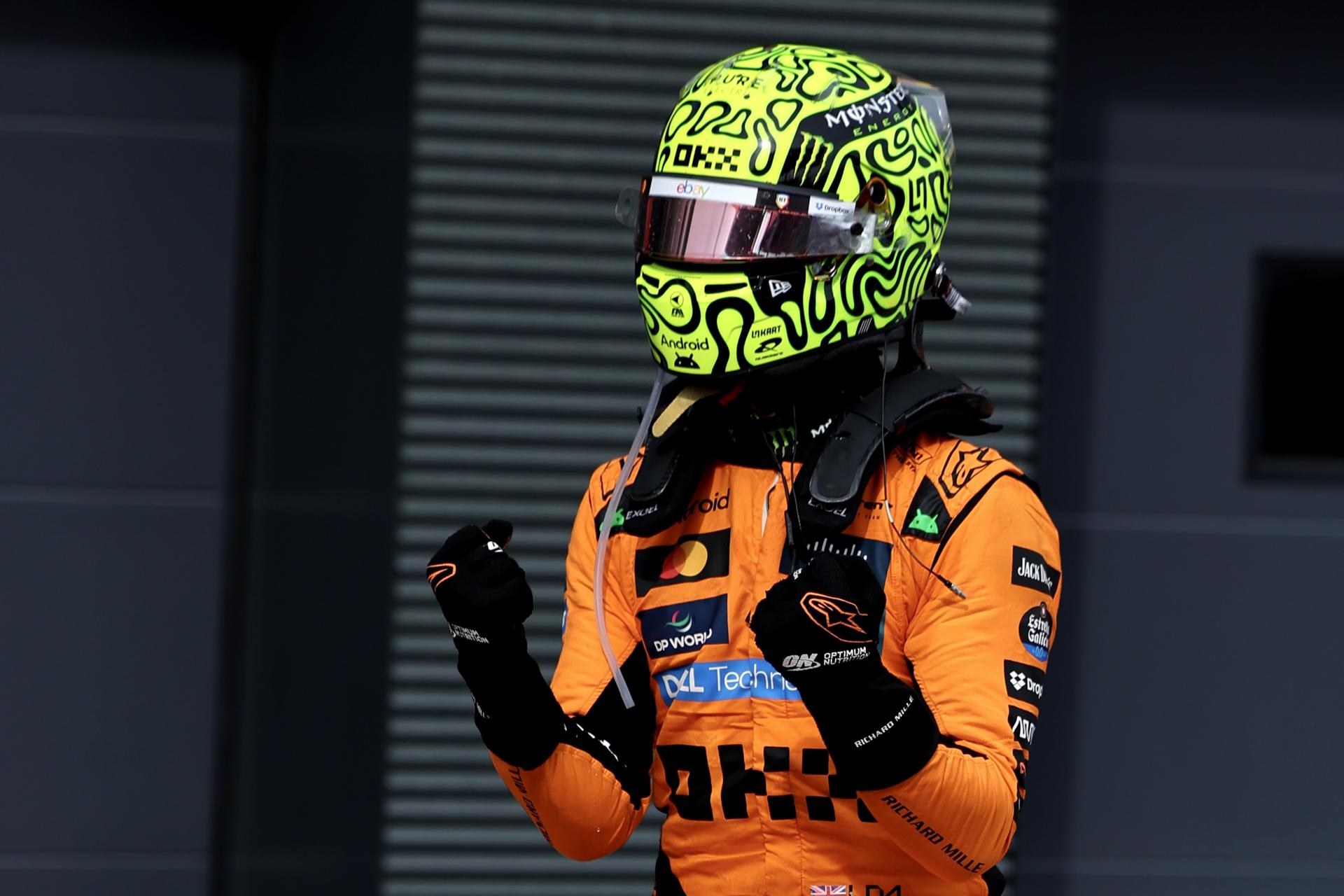 El piloto británico de McLaren, Lando Norris, celebra su victoria en el Gran Premio de Hungría de Fórmula 1 en el circuito Hungaroring de Mogyorod, cerca de Budapest, Hungría, el 3 de agosto de 2025. EFE/EPA/ANNA SZILAGYI